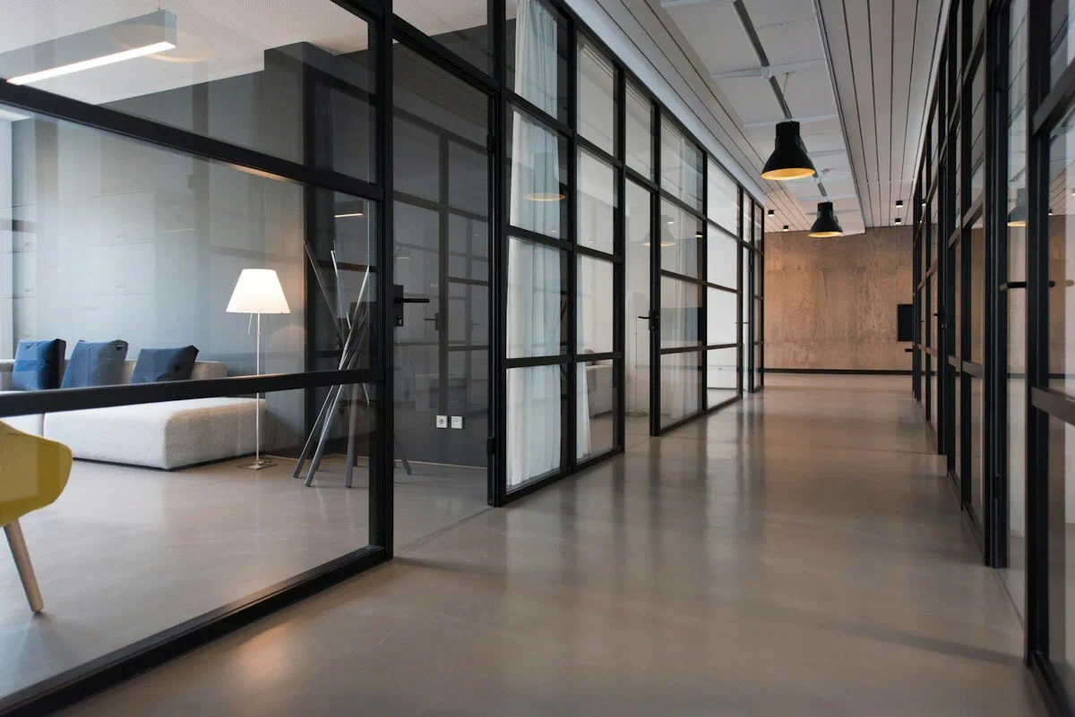 Modernes Büro mit Glastüren und hellen Räumen